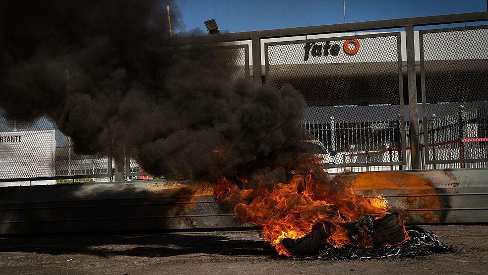 Em meio ao debate parlamentar sobre a reforma trabalhista, a principal fabricante de pneus da Argentina anunciou seu fechamento — Foto: BBC News fonte