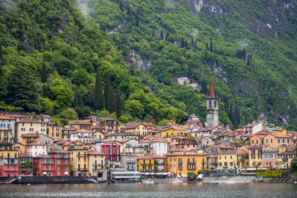 Para conter turismo de massa, vila italiana decide multar em até R$ 1.200 turistas que usarem trajes de banho fora da praia