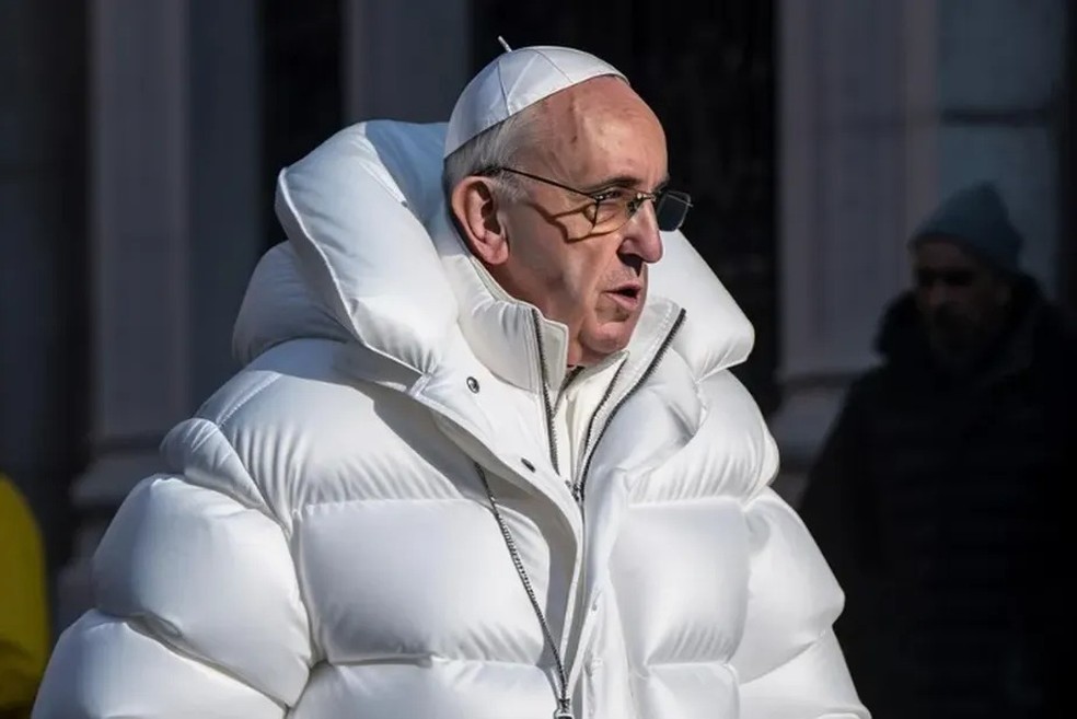 Imagem de papa com casaco 'fashion' foi gerada por inteligência artificial — Foto: Reprodução