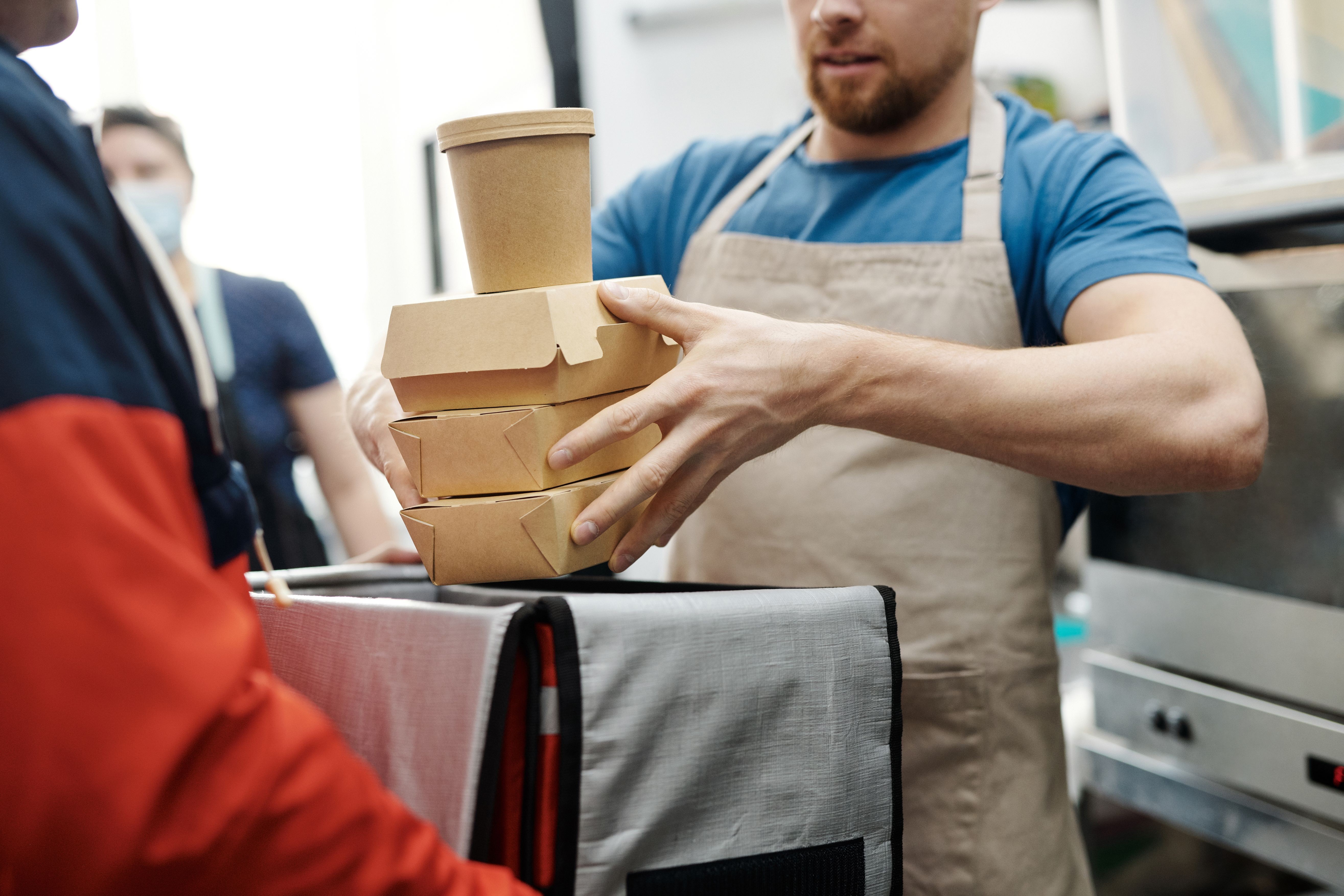 Apps respondem por 58% das vendas por delivery, mas restaurantes tendem a operar com a mesma cozinha para salão e entregas
