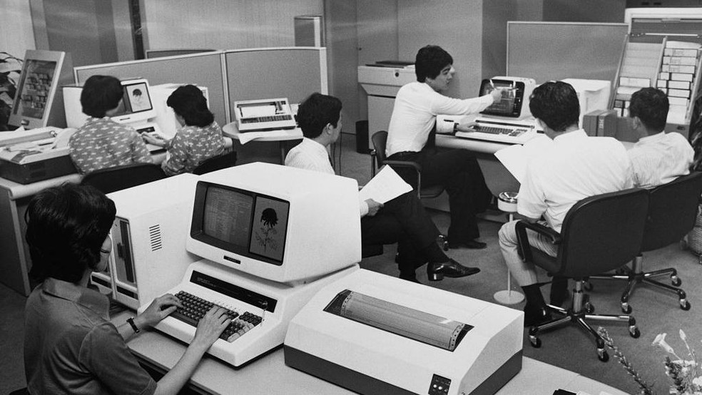 Trabalhadores dos anos 1980 no Japão, onde a cultura de dedicação ao empregador tem sua própria palavra: Karōshi — Foto: BBC News fonte