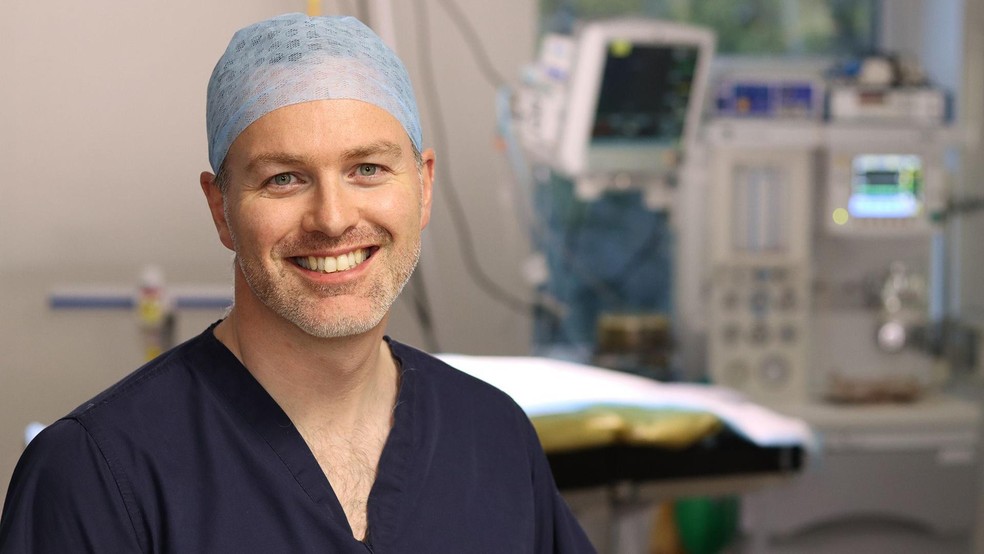 O veterinário Mark Morton afirma que o rastreador de atividades físicas melhorou a qualidade do sono dele — Foto: BBC News fonte