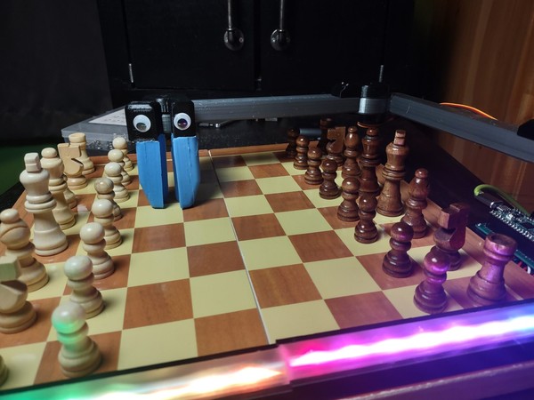 Robô com rosto humano jogando xadrez contra a tela do computador exibindo  oponente virtual generativo ai