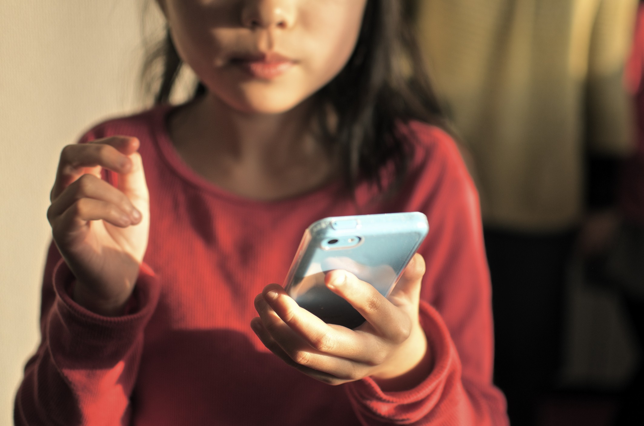 Violência, sexo e afeto: como crianças estão usando a IA longe do olhar dos adultos