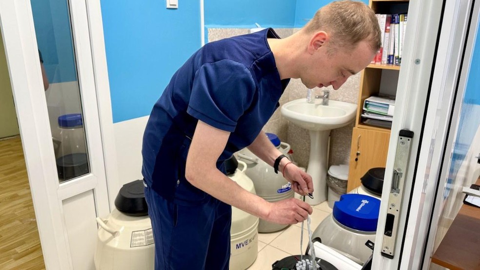 O Centro estatal de Medicina Reprodutiva de Kiev é responsável pelo armazenamento do material congelado — Foto: BBC News fonte