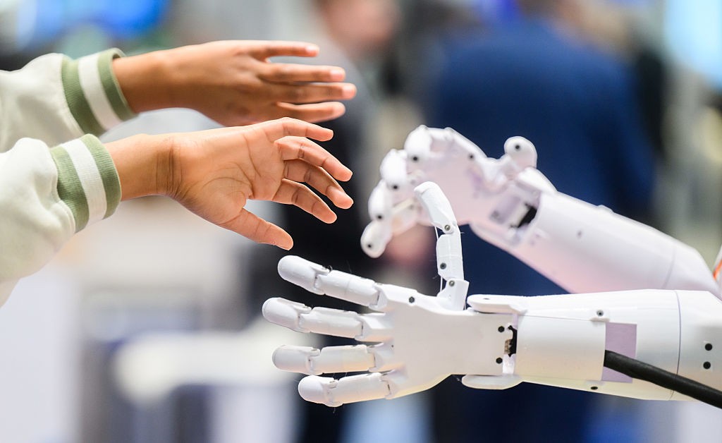 IA não é 'botão mágico': olhar humano com tecnologia é o que gera conexões na criação