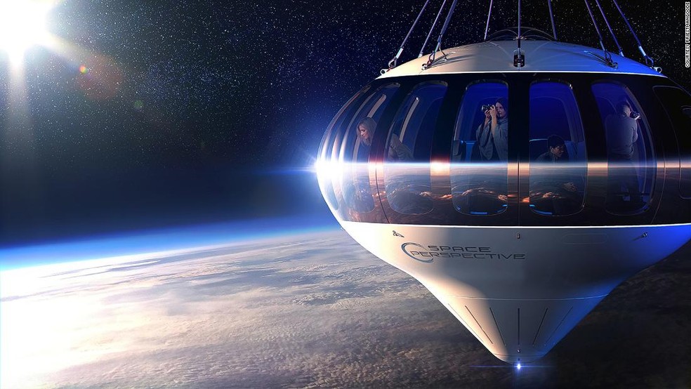 Cápsula Spaceship Neptune puxada por um balão espacial — Foto: Divulgação/Space Perspective