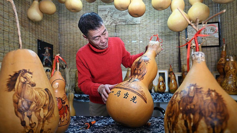 Materiais contendo imagens de cavalos são frequentemente associados a conquistas profissionais — Foto: BBC News fonte