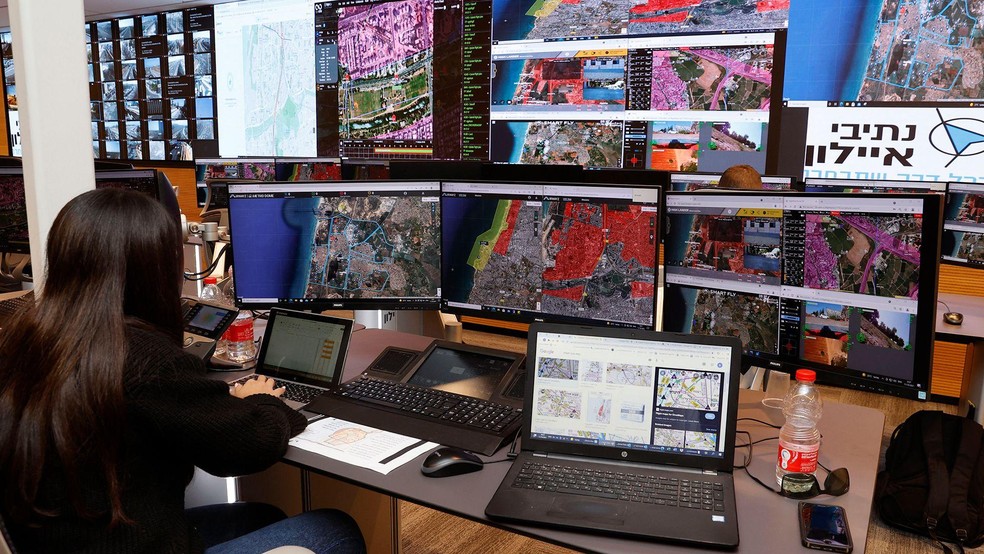 Controladores de tráfego aéreo realizam uma demonstração no Centro de Controle Aéreo de Drones em Tel Aviv — Foto: BBC News fonte