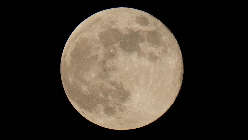 Os Estados Unidos travam uma corrida contra a China para levar seres humanos para a Lua ainda nesta década — Foto: BBC News fonte