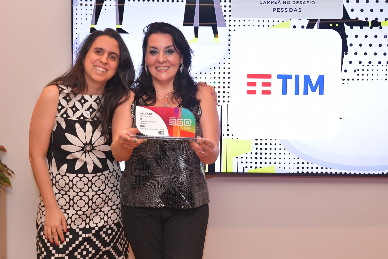 No Desafio Pessoas, a TIM se destacou, com Maria Antonietta Russo, vice-presidente de Recursos Humanos, recebendo o prêmio — Foto: Flavio Santana