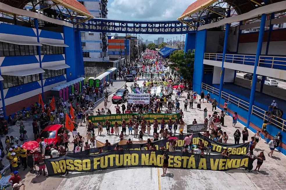 Milhares de pessoas participaram da marcha para exigir 'soluções reais' para o aquecimento global — Foto: AFP via Getty Images/BBC News