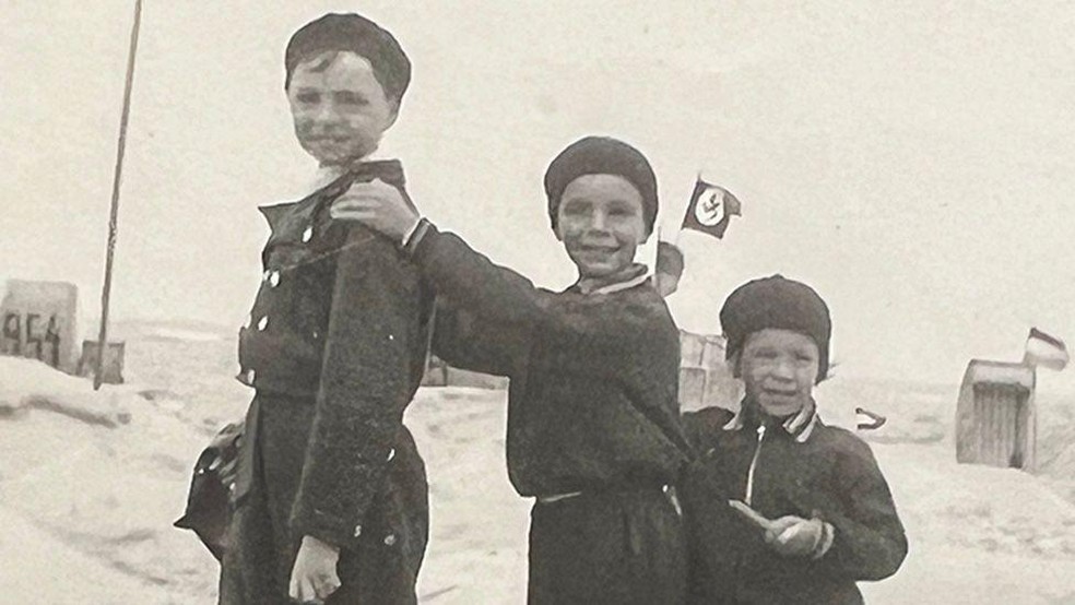 O pai de Antony, Peter (ao centro), aos 12 anos — Foto: BBC News fonte