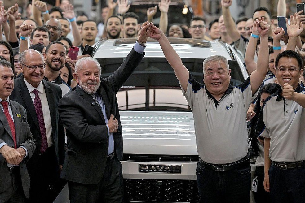 Lula na inauguração de fábrica da montadora de carros elétricos chinesa GWM — Foto: BBC News fonte