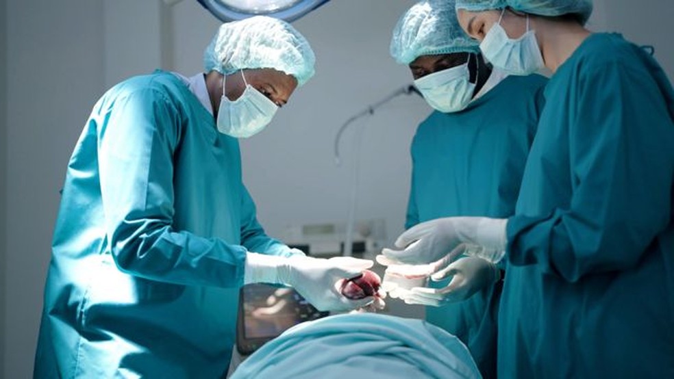 Corrida contra o tempo: um coração pode demorar no máximo quatro horas para ser transplantado após a retirada do corpo do doador — Foto: Getty Images