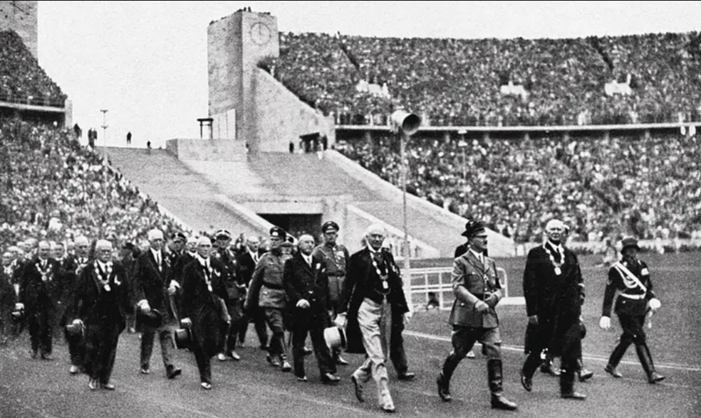 Adolf Hitler abre os Jogos Olímpicos de Berlim, 1936 — Foto: Alamy via BBC