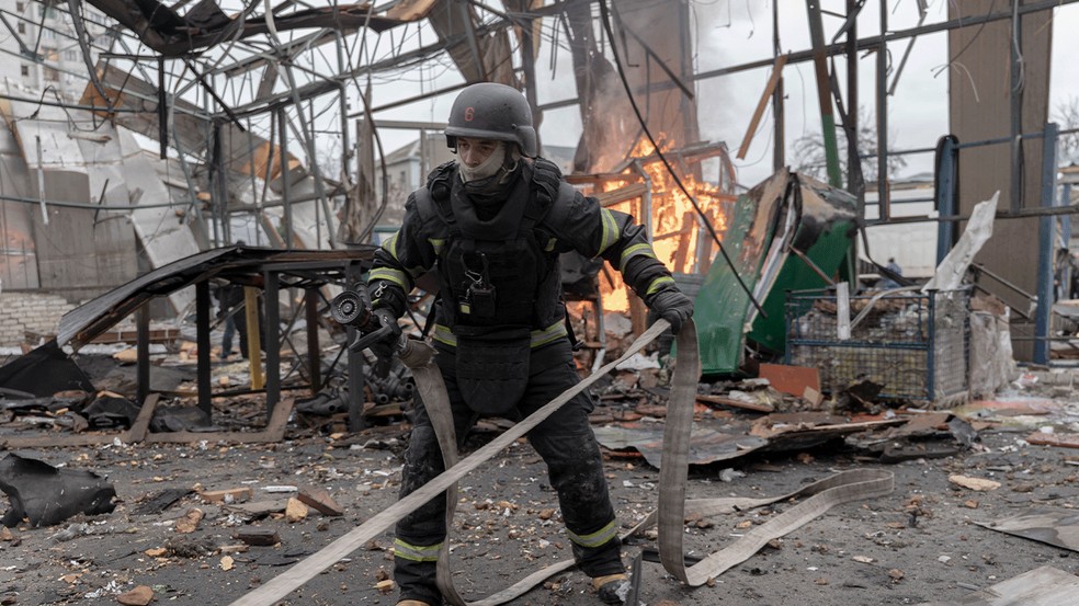 Pessoas em Kiev e em outras cidades da Ucrânia estão enfrentando as consequências dos drones de ataque — Foto: BBC News fonte