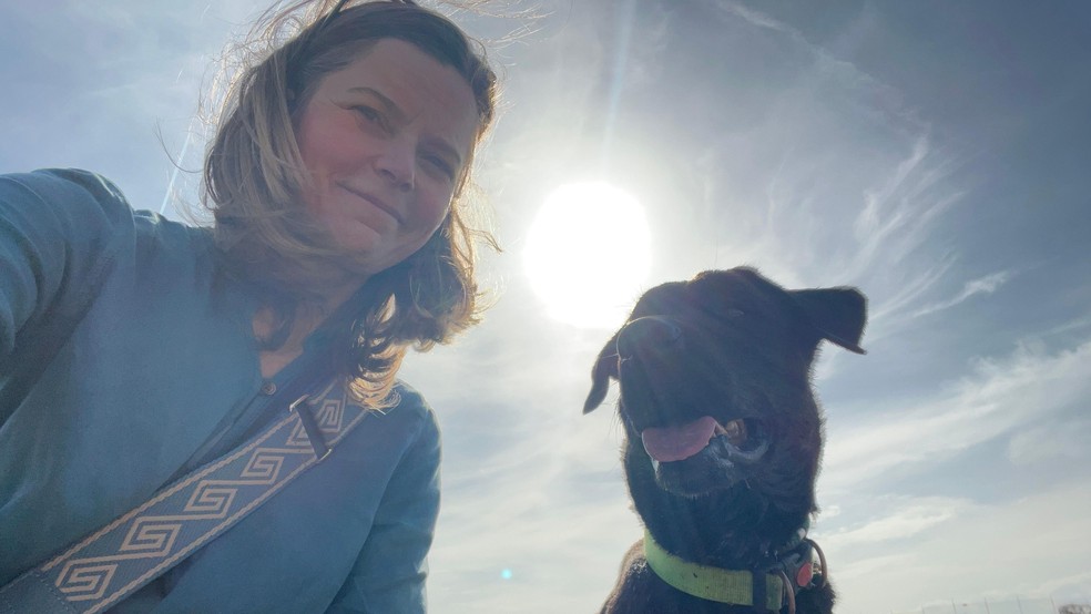 Marieke Pepers afirma que tem suas melhores ideias quando sai para passear com o cachorro — Foto: BBC News fonte
