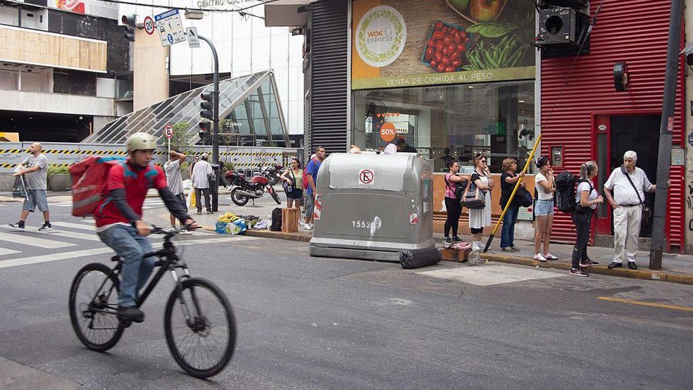 O emprego informal atingiu 43% do total de empregos na Argentina — Foto: BBC News fonte