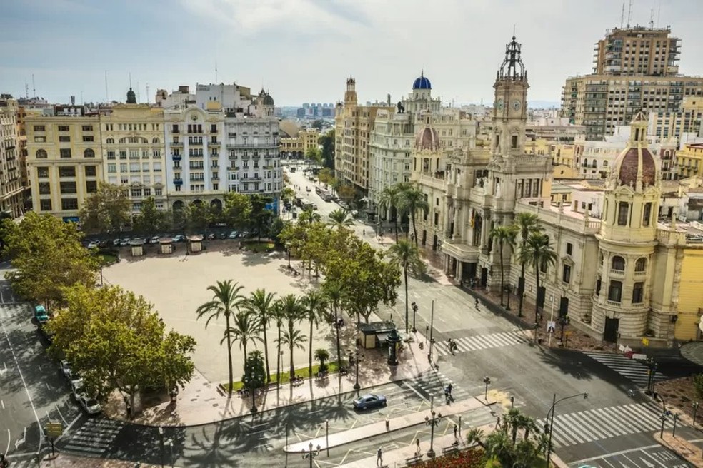 'Cidades como Valência (foto acima) e Málaga possuem mais de 300 dias de sol por ano e têm uma temperatura média de 18°C' — Foto: Getty Images via BBC News