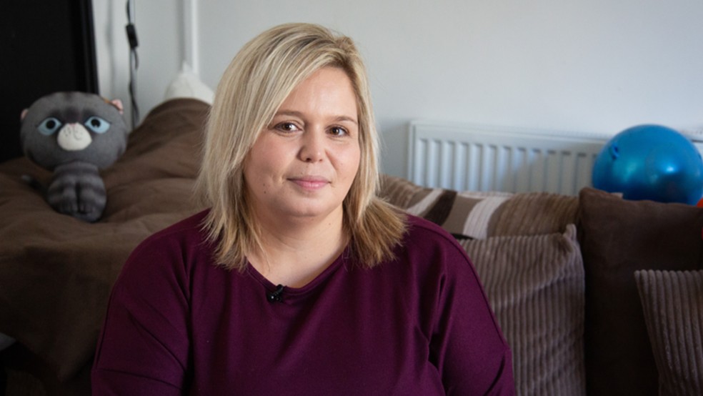Danielle tem quatro filhos entre dois e 13 anos e, desde que se separou do marido, enfrenta dificuldades para suprir todas as suas necessidades. — Foto: BBC News fonte