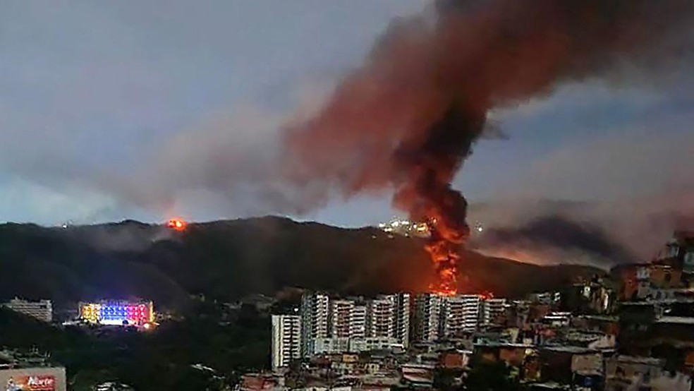 Os EUA atingiram diversas localidades no entorno de Caracas, incluindo o Forte Tiuna, maior complexo militar venezuelano — Foto: BBC News fonte