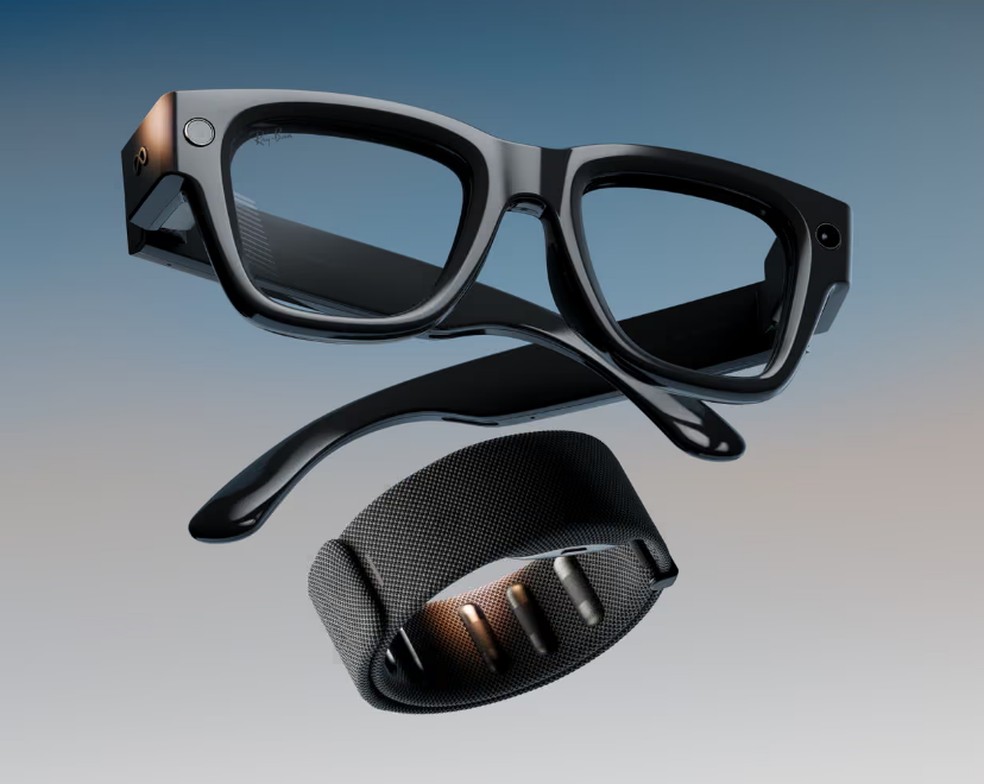 Novo óculos Meta Ray-ban Display, com pulseira neural que lê sinais nervosos no pulso do usuário — Foto: Divulgação
