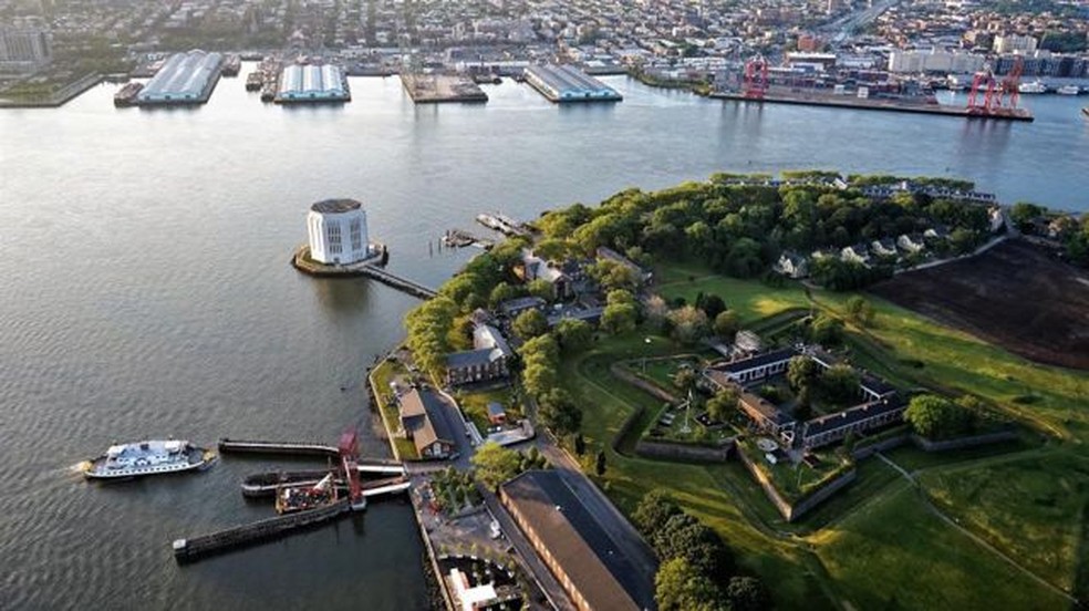 Desde colonização holandesa até se tornar área de recreação urbana, Governors Island, em Nova York (EUA), desempenhou diferentes funções/ hoje, ilha é pioneira da sustentabilidade — Foto: Getty Images via BBC