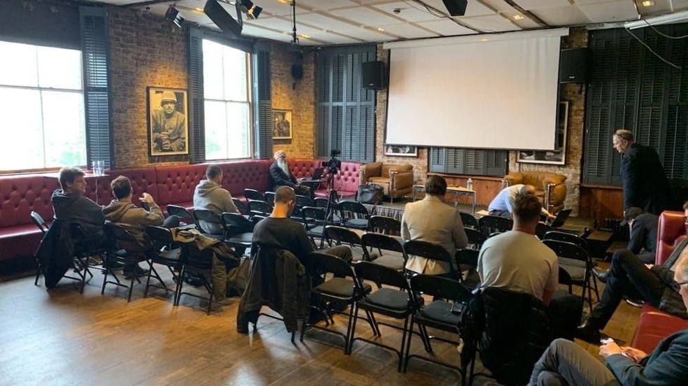 O evento foi realizado em uma sala privativa no prestigiado Frontline Club, em Londres — Foto: BBC News fonte