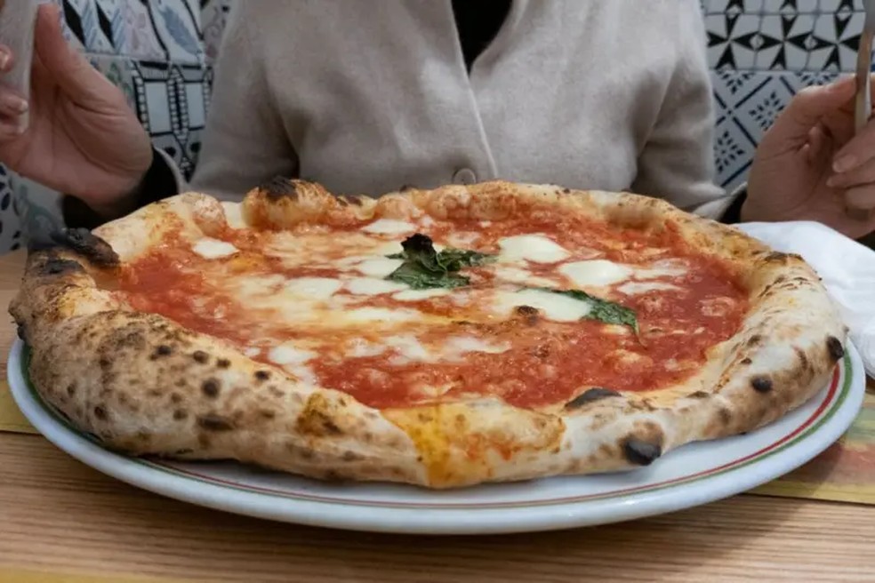 Comer por muito tempo seguido, especialmente alimentos com alto teor de açúcar e gordura, pode não fazer bem para o cérebro — Foto: NurPhoto via Getty Images