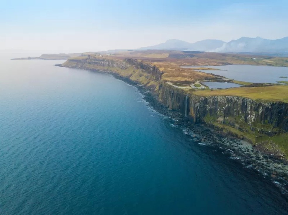 Falésias na Escócia, onde atividade sísmica gerou praias elevadas — Foto: Getty Images via BBC News