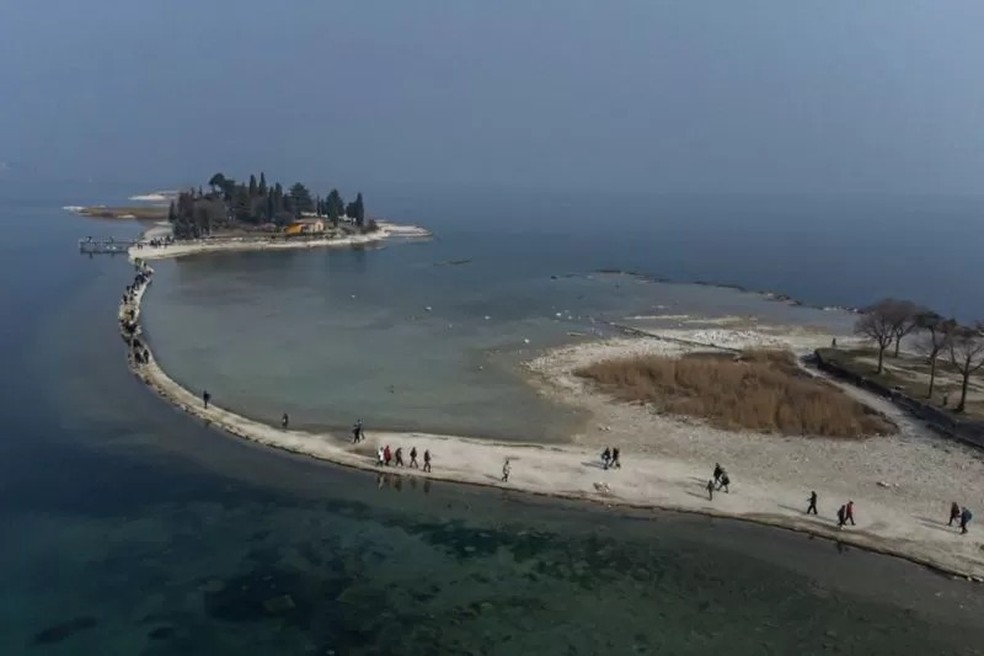 Além de tonar possível chegar a pé a uma pequena ilha que fica perto da costa — Foto: GETTY IMAGES via BBC