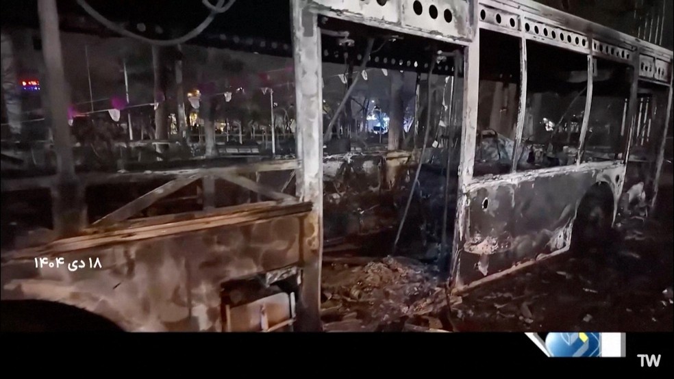 A televisão estatal iraniana exibiu este ônibus carbonizado, afirmando que as imagens foram feitas em Teerã em 10 de janeiro de 2026. — Foto: BBC News fonte