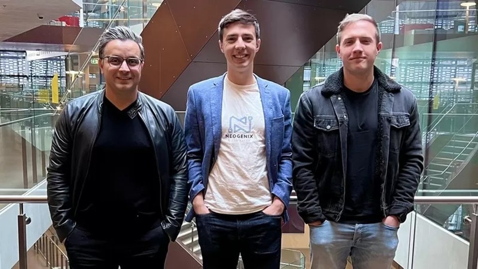 Steven Vasilescu (ao centro), e colegas da UTS desenvolveram um sistema de IA para ajudar a localizar rapidamente espermatozoides — Foto: Dale Goss via BBC News