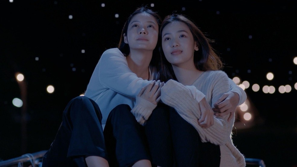 Os dramas GL retratam cenários românticos e frequentemente resolvem os problemas ao final dos enredos — Foto: BBC News fonte