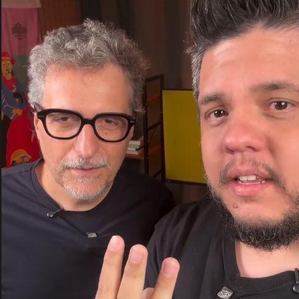 O diretor Kleber Mendonça Filho (E) e o comunicador Leo Paiva, host do podcast 'Os nordestinos pelo mundo' — Foto: BBC News fonte