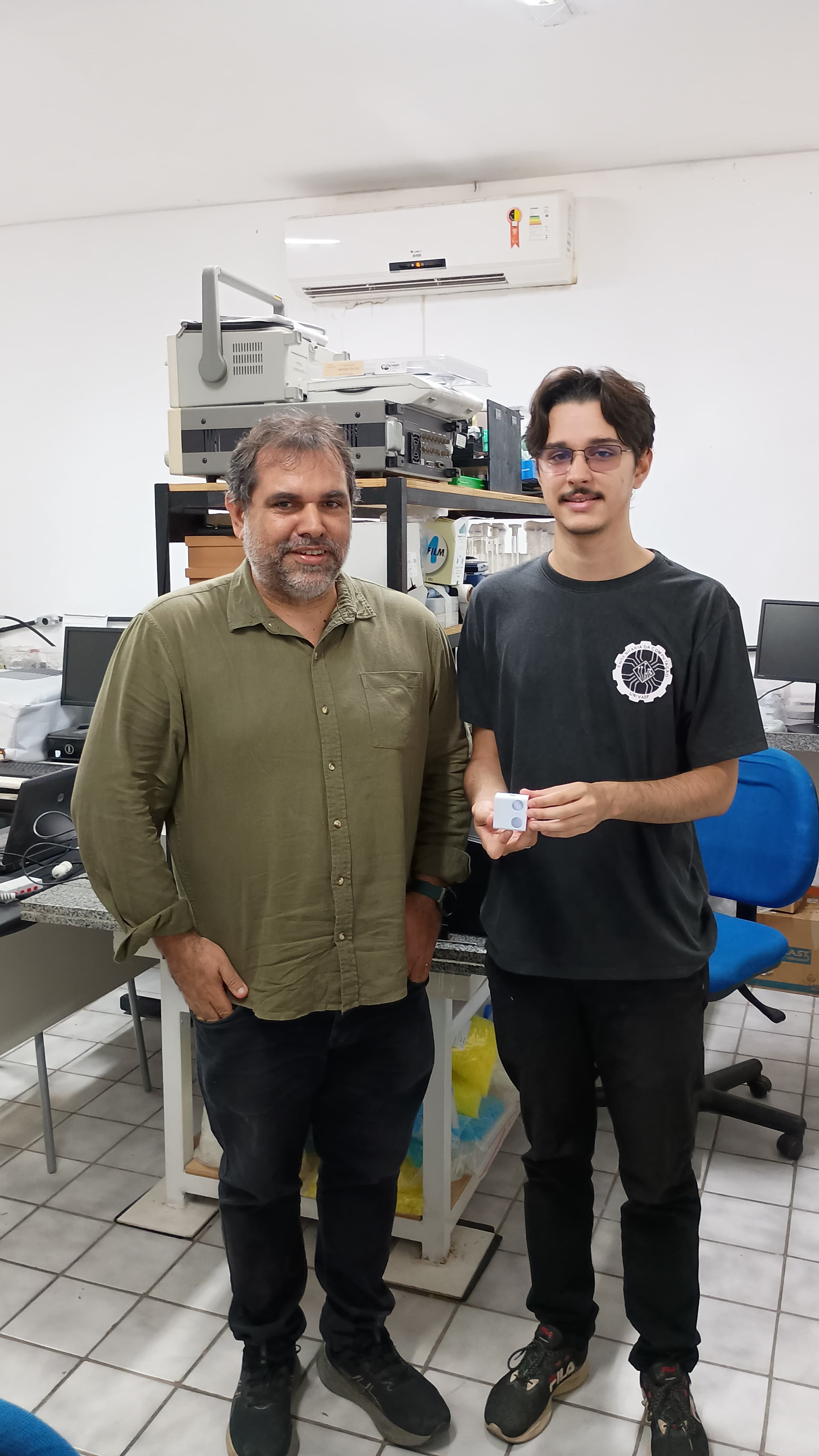Dispositivo usa microcâmera integrada ao celular e IA para transformar imagens do ambiente em descrições por voz - QTU Questões do Universo