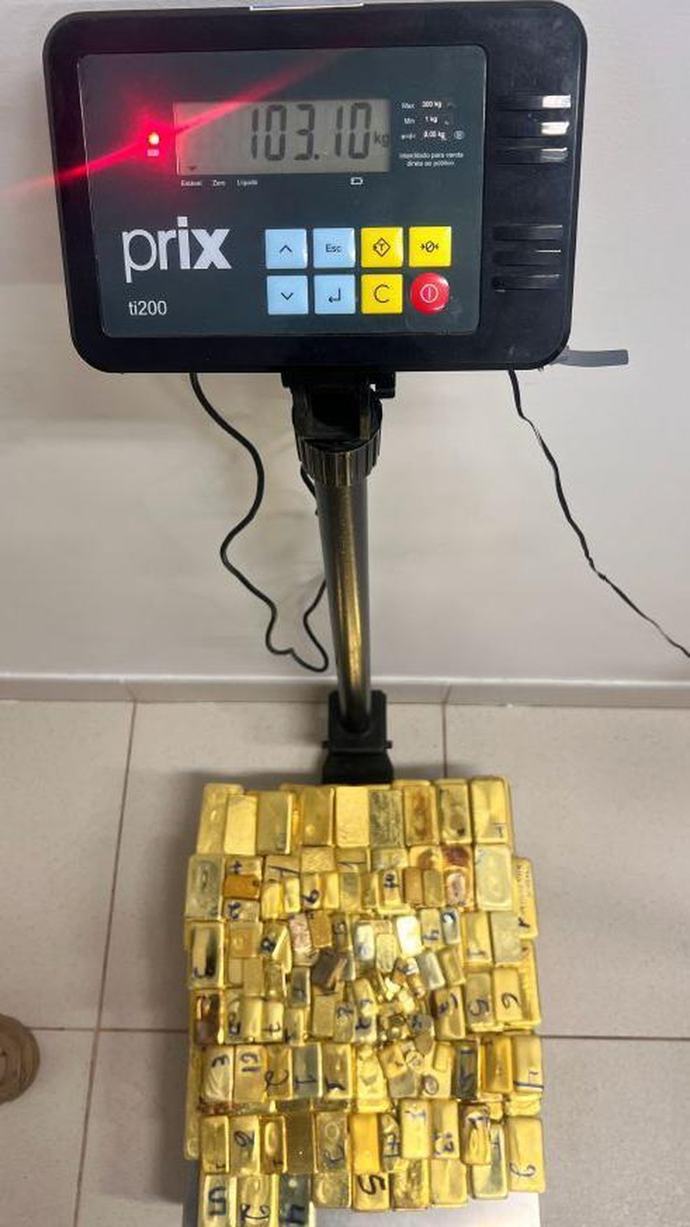 Balança registra quantidade de ouro apreendida pela PRF em uma operação em Roraima — Foto: BBC News fonte