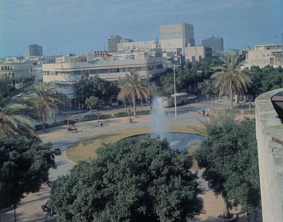 Desde o fim dos anos 1950 e por 17 anos, seu lar foi Tel Aviv — Foto: BBC News fonte