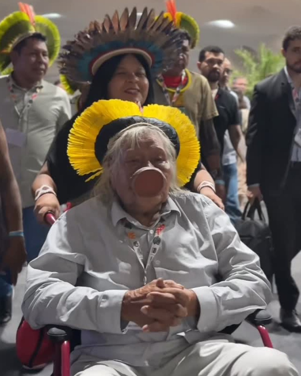 Em um vídeo divulgado no Instagram no domingo (16/11), a ministra Sônia Guajajara aparece levando Raoni para uma reunião fechada com autoridades — Foto: BBC News fonte