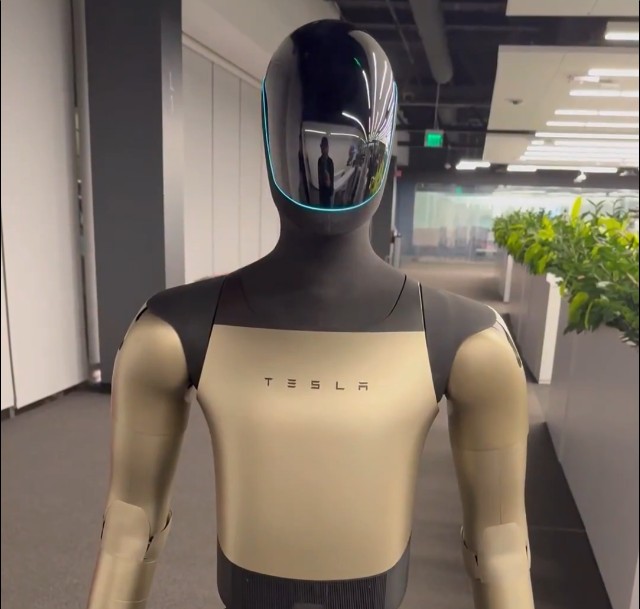 CEO da Salesforce exibe robô Optimus, da Tesla, com a IA Grok