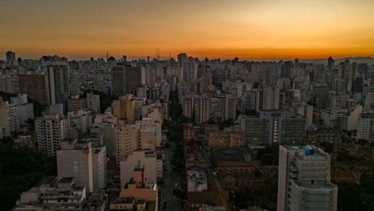 Teto que esquenta na favela, árvore e ar-condicionado no bairro rico: a desigualdade sob calor extremo