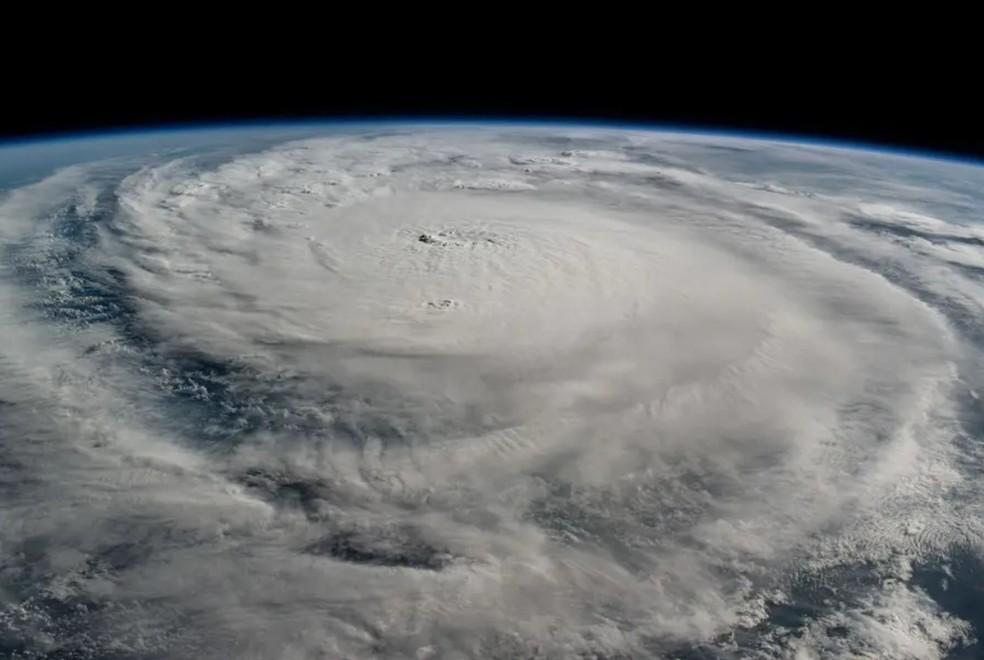 O furacão Milton, uma tempestade de categoria 5 no momento desta fotografia, agita o Golfo do México em 8 de outubro de 2024 — Foto: Nasa