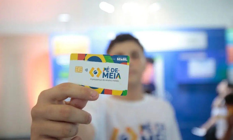 No programa Pé de Meia, alunos do Ensino Médio recebem R$ 200 mensais, mais R$ 1 mil a cada ano concluído e um adicional de R$ 200 se prestarem o Enem — Foto: BBC News fonte