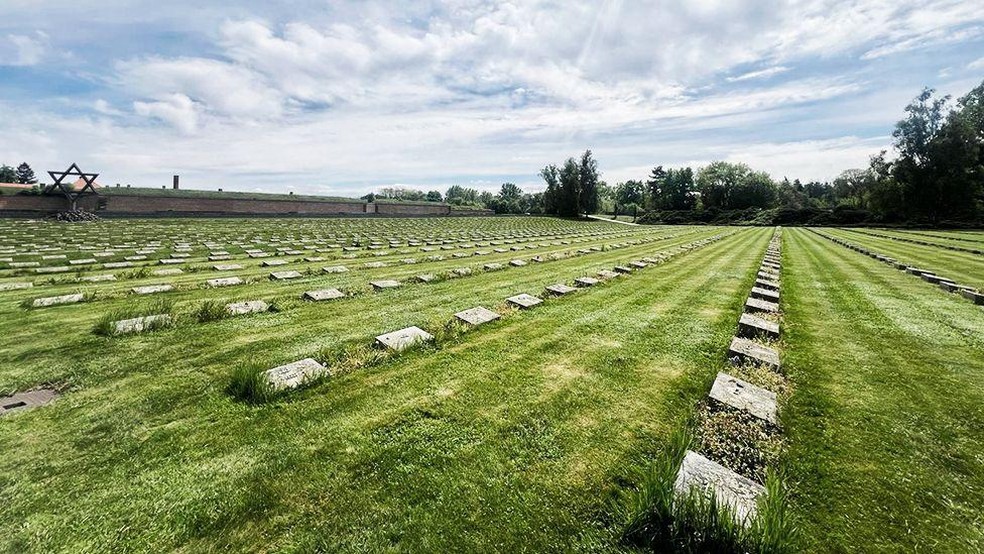 Um memorial no local do antigo campo de concentração de Theresienstadt homenageia as vítimas do Holocausto, incluindo membros da família Eisner — Foto: BBC News fonte