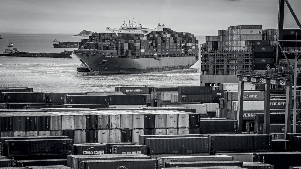 CONTÊINERES CONTIDOS - A paralisação de portos como o de Xangai, em 2022, levou empresas a repensarem suas cadeias de suprimentos — Foto: Getty Images