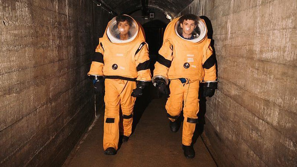 A missão exige que a tripulação use trajes espaciais todo o tempo, sempre que saem dos limites da base — Foto: BBC News fonte