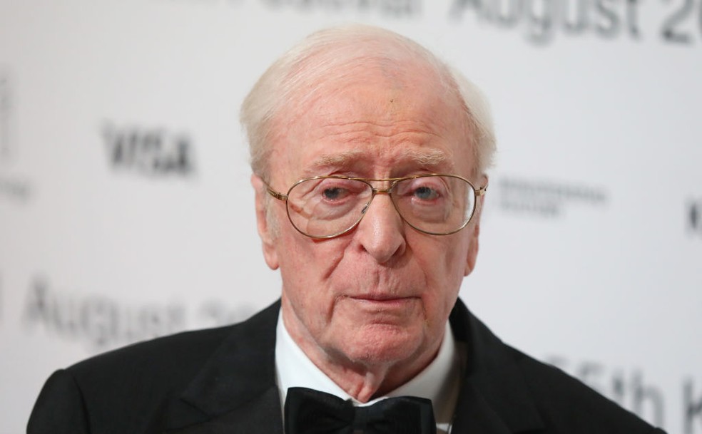 Dono de uma das vozes mais marcantes do cinema mundial, Michael Caine busca imortalizar seu legado por meio da inteligência artificial — Foto: Getty Images