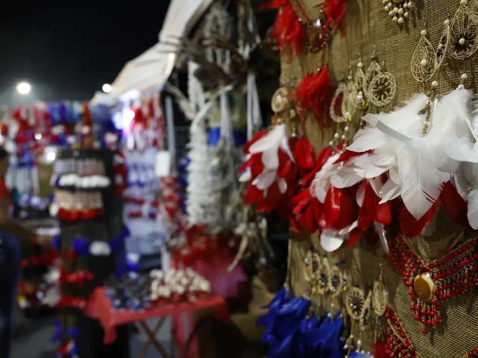 Comércio de artesanato no Festival Folclórico de Parintins — Foto: Fernando Frazão/Agência Brasil