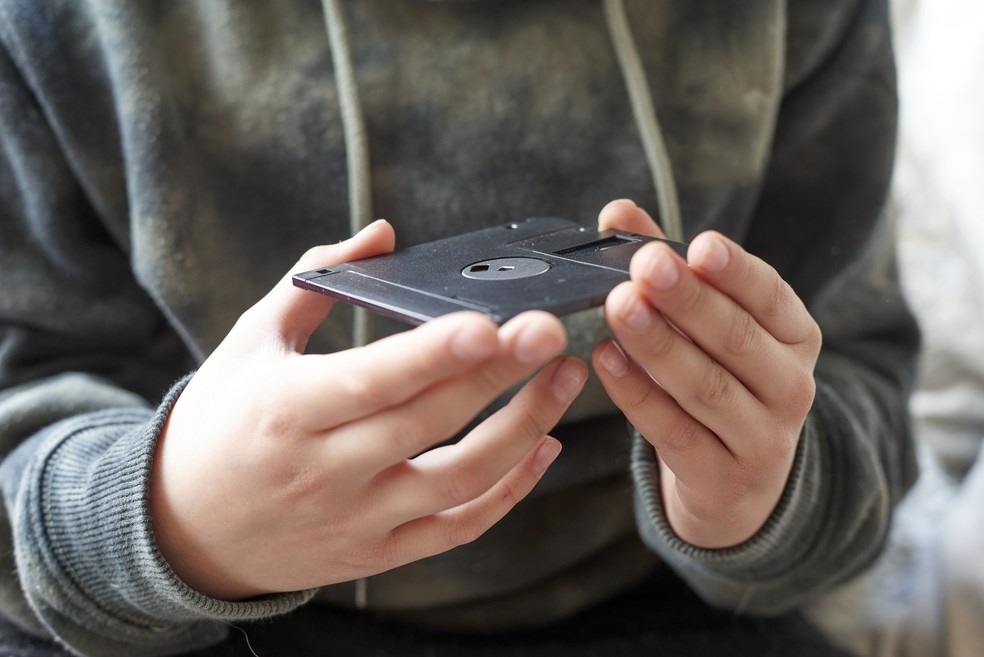 De palestras de Stephen Hawking às cartas do político britânico Neil Kinnock, há uma corrida contra o tempo para salvar tesouros históricos presos em antigos disquetes — Foto: Getty Images